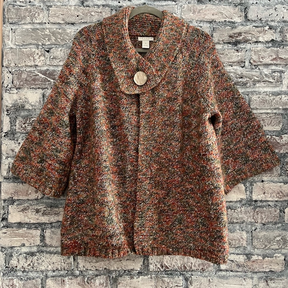 Gorgeous sweater in excellent condition, vibrant colors with lg pearl button